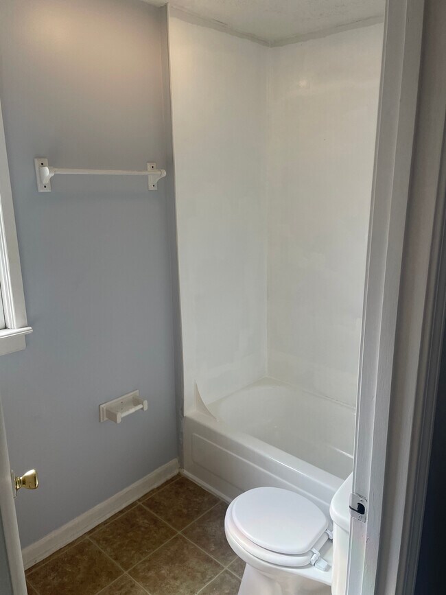 Building Photo - 127 Montmullin St