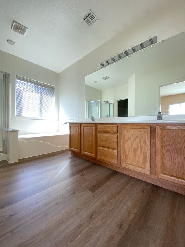 Building Photo - 517 S 115th Dr