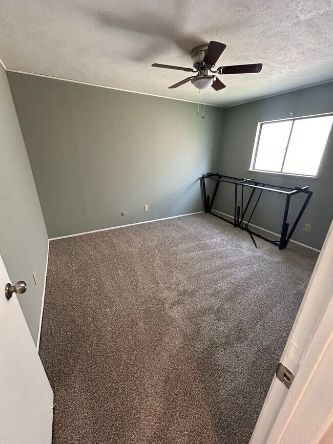 Building Photo - Blend of comfort and convenience