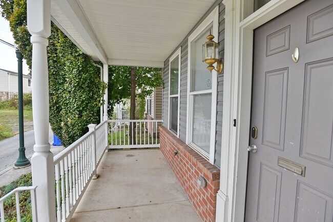 Building Photo - 3 Bedroom Single Family in Midtown with Pa...