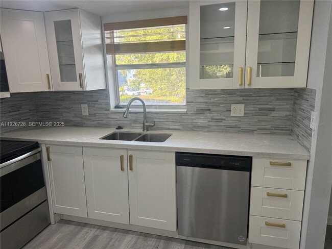 Building Photo - 9375 Fontainebleau Blvd