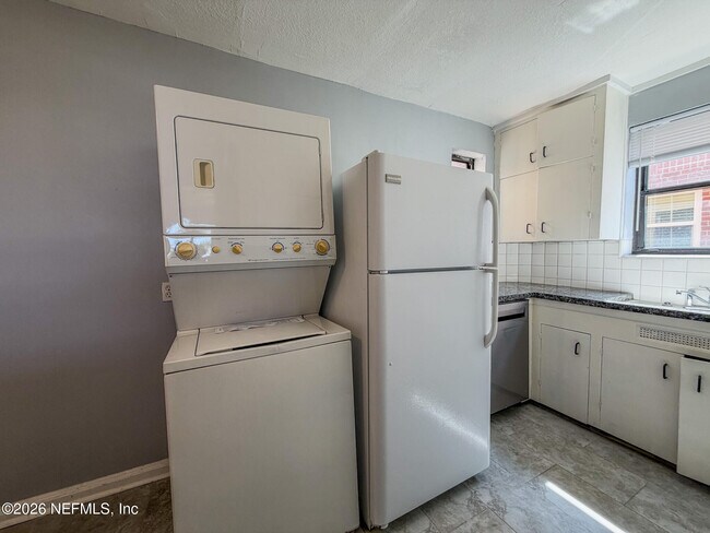 Building Photo - 1733 River Rd