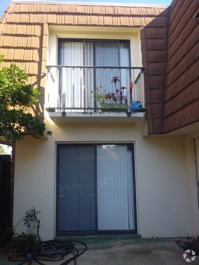 Building Photo - Beautiful 2 bedroom 2.5 bath duplex in qu...