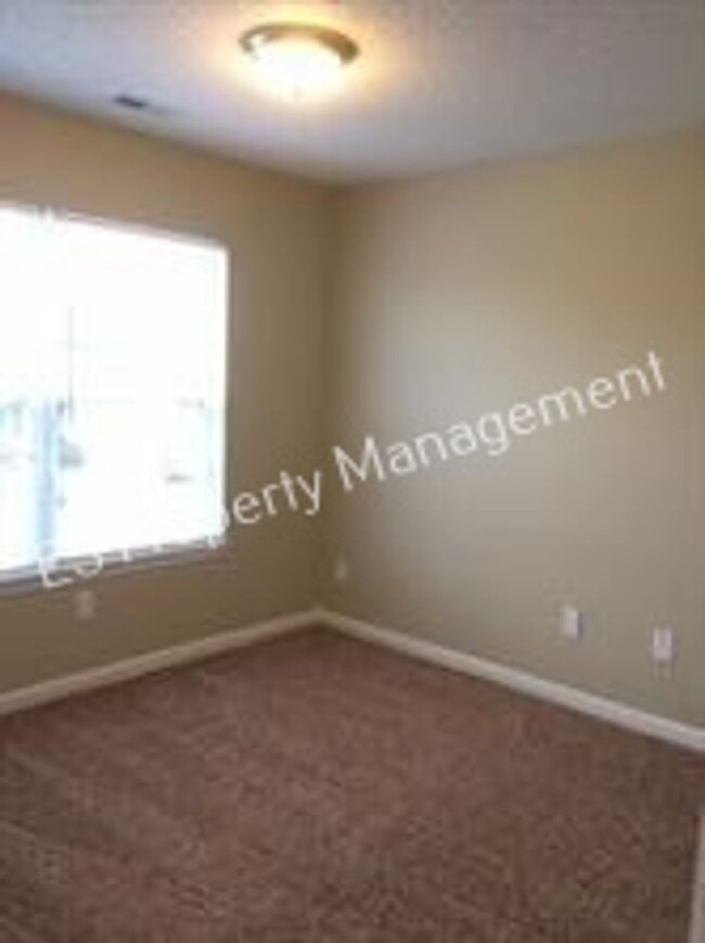 Building Photo - Wonderful  4 Bedroom 2.5 Bathroom Two Stor...