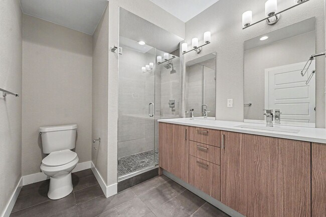 Building Photo - 2 Bed, 1 Bath Townhouse with Roof Top Deck
