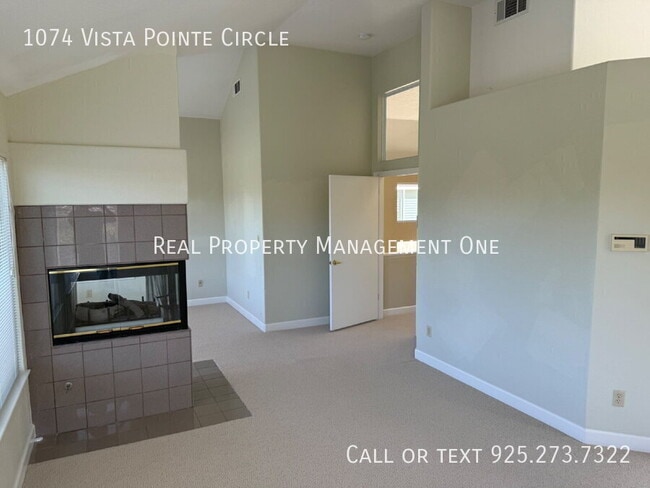 Building Photo - 1074 Vista Pointe Cir