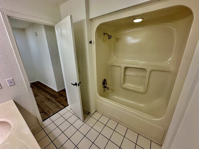 Building Photo - 1242 SW Elm Tree Rd