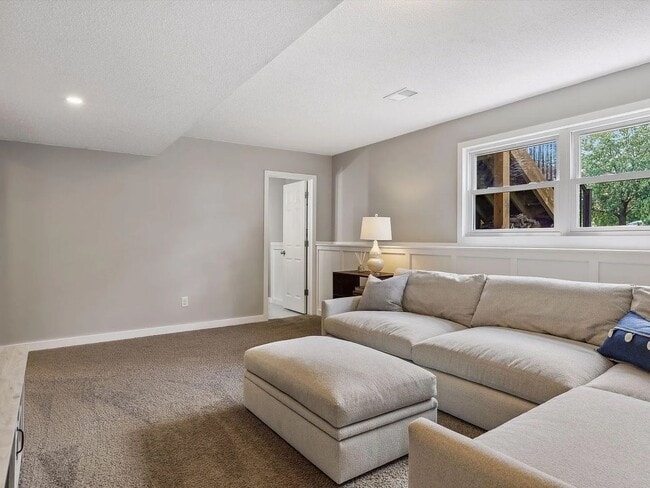 Building Photo - Gorgeous 4 Bedroom in Desirable Mahtomedi ...