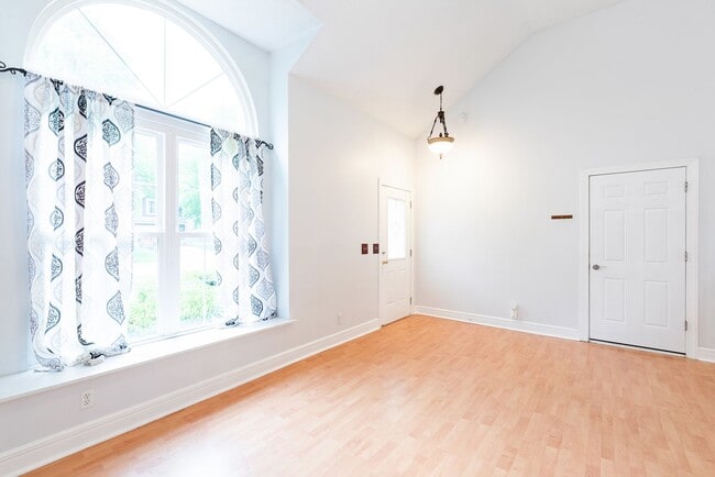 Building Photo - 4 Bed home in Olathe- Quick access to I-35