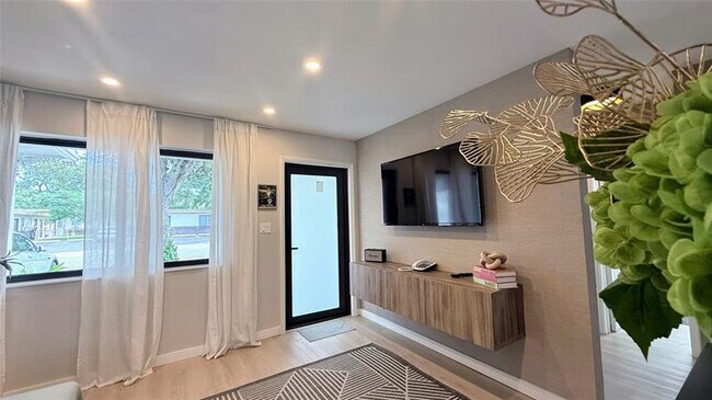 Building Photo - 433 NW 15th Way