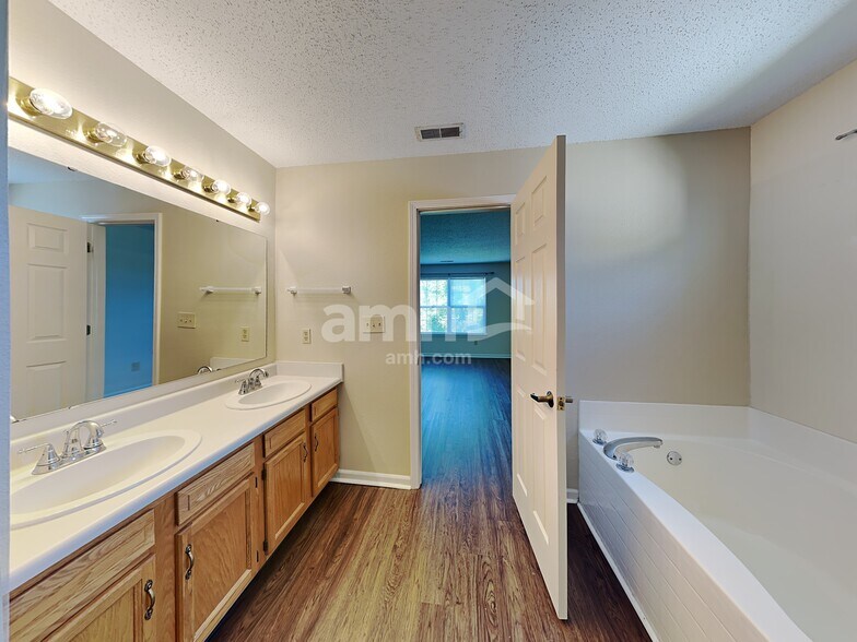 Building Photo - 143 E Pine Ridge Dr