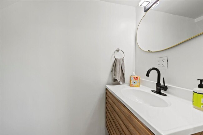 Building Photo - 1324 E 9th St