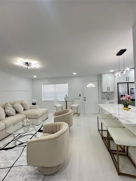 Building Photo - 708 Normandy Ln