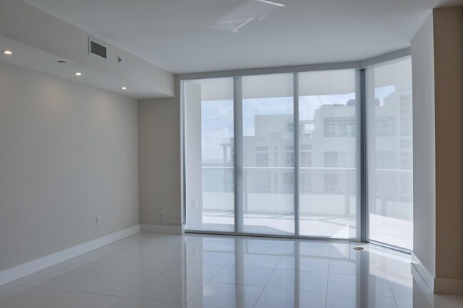 Building Photo - 1300 Brickell Bay Dr