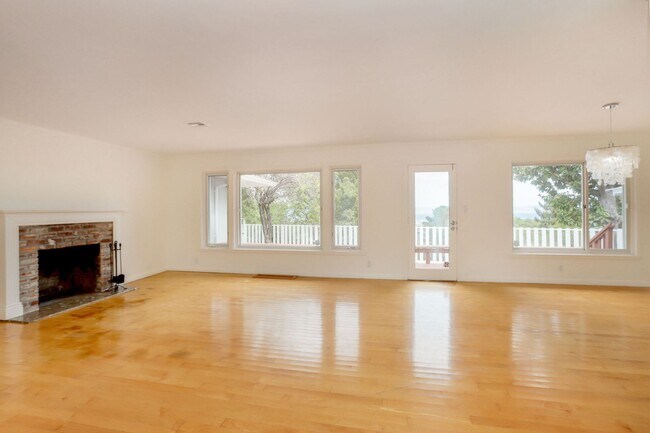 Building Photo - 3 Bed / 3 Bath + Bonus room pet friendly M...