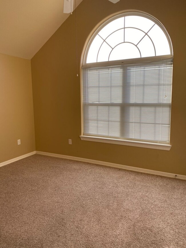 Building Photo - 221 Milas St