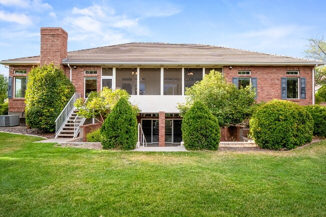 Building Photo - "Spacious 4-Bedroom, 4.5 Bathroom 4792 sq. ft. Retreat with Scenic Views and Cozy Fireplace in St...