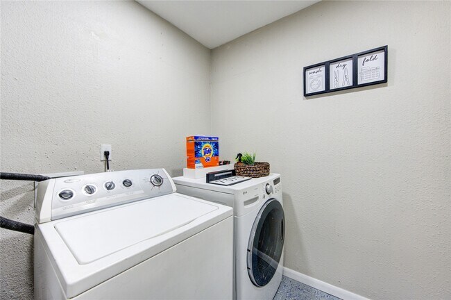 Building Photo - 7373 Antoine Dr