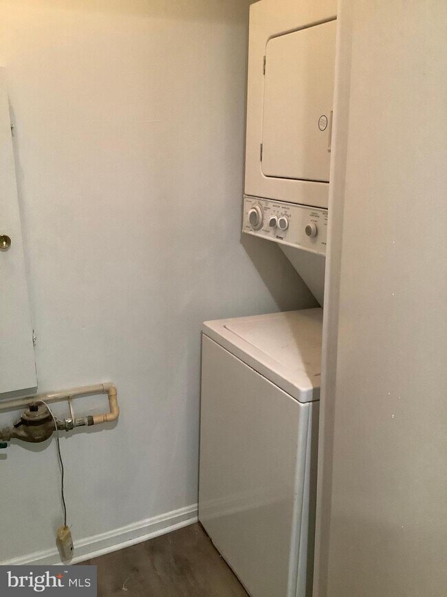 Building Photo - 12 Normandy Square Ct