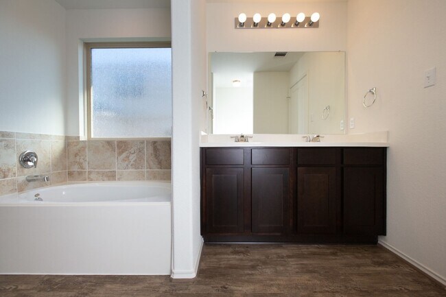Building Photo - 1003 Honey Locust Wy