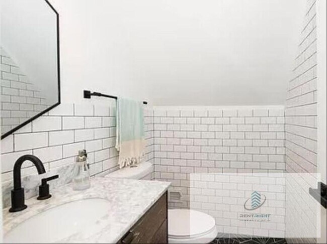 Building Photo - 3 bedroom in Chicago IL 60618