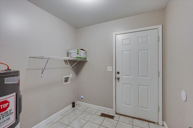Building Photo - Charming 3-Bed / 2-Bath Home