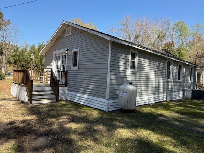 Building Photo - Country Charm Meets Modern Updates