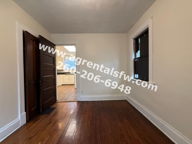 Building Photo - 811 Columbia Ave