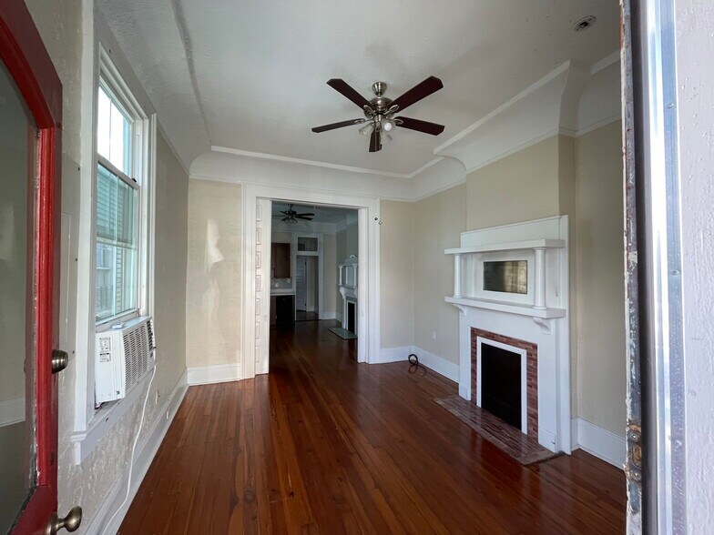 Living - 2420 Jena St