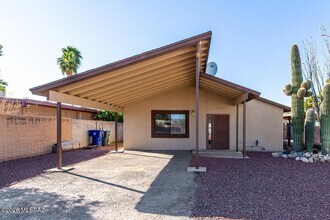 Building Photo - 548 S Country Club Rd