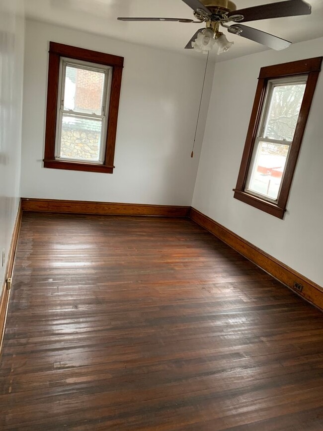 Building Photo - 3 Bedroom Single-Family Home