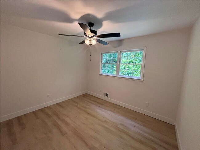 Building Photo - 921 James Ct NW