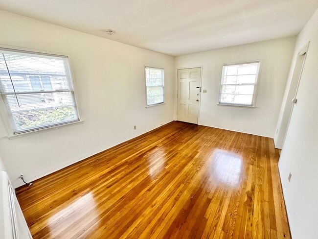 Building Photo - Private & Secured 2 Bedroom Apartment in Alamitos Beach