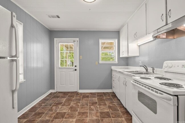 Building Photo - 715 Oakwood