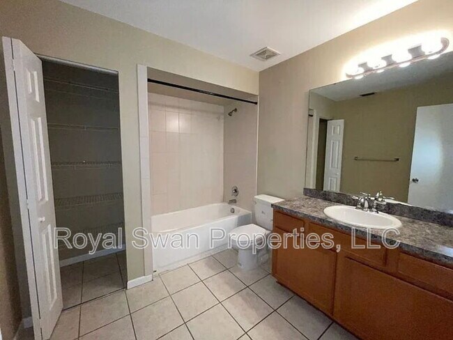 Building Photo - 726 Zella Ln