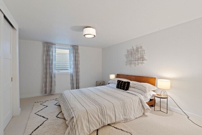 Building Photo - Beautiful Single Family Home!