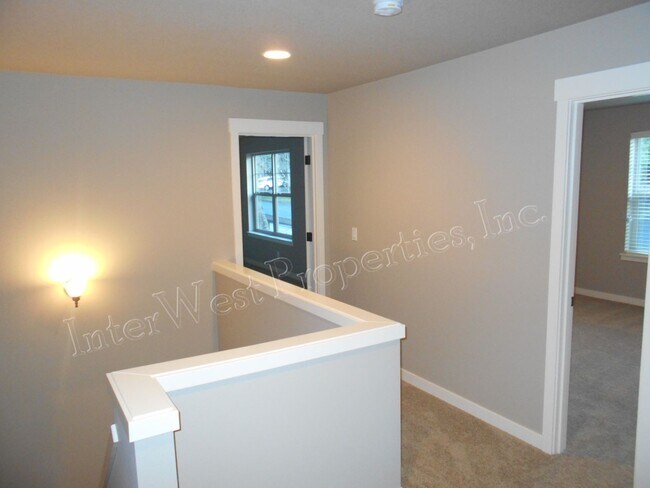 Building Photo - 3+ BED 2.5BA TIGARD HOME WITH DEN, SOAKER ...
