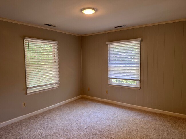 Building Photo - 752