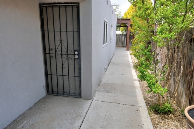 Building Photo - Heights Town Home!!!