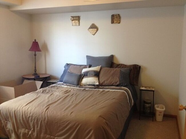 Building Photo - $1,200 | 2 Bedroom, 1 Bathroom Condo | No ...