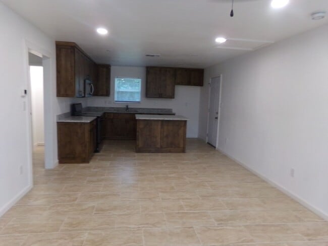 Building Photo - Updated 3/1 in Cibolo