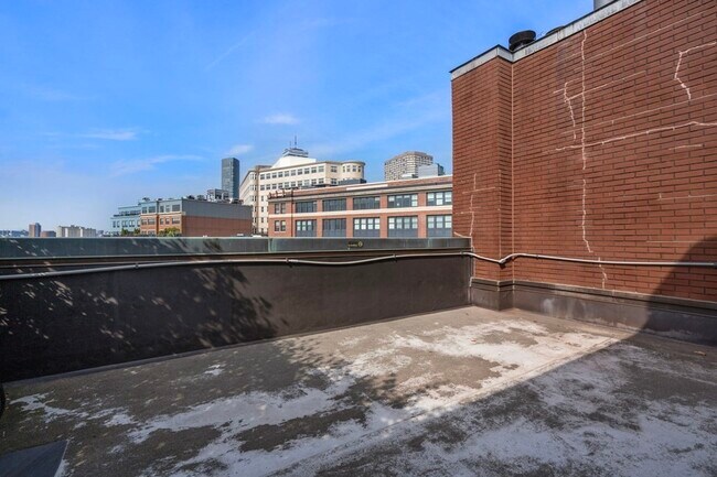 Building Photo - 75 Clarendon St