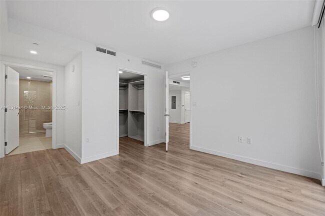 Building Photo - 1500 Bay Rd
