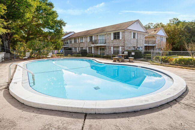 Building Photo - 115 Country Club Dr