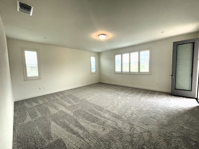 Building Photo - 5 Bedrooms Home in Russell Ranch