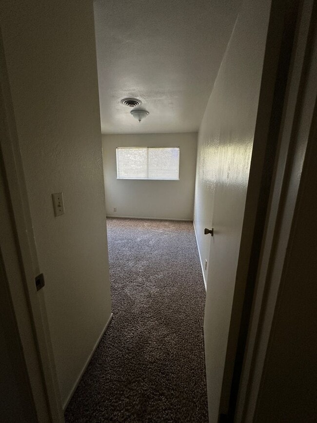 Building Photo - South Redding Home