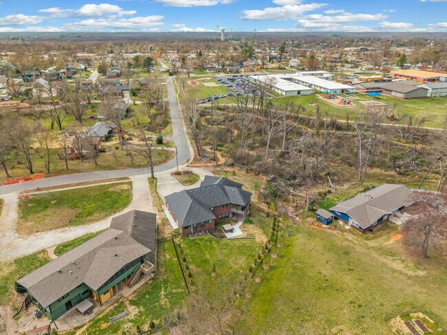 Building Photo - 802 NW D St