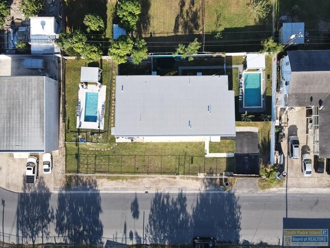 Building Photo - 711 S Shore Dr