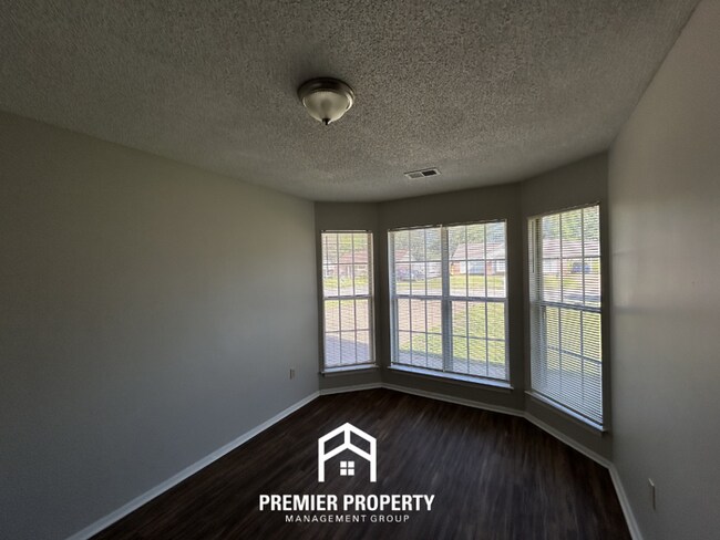 Building Photo - Cozy 3BR/1.5BA Horn Lake Home | Vaulted Ceilings & Bay Window Kitchen