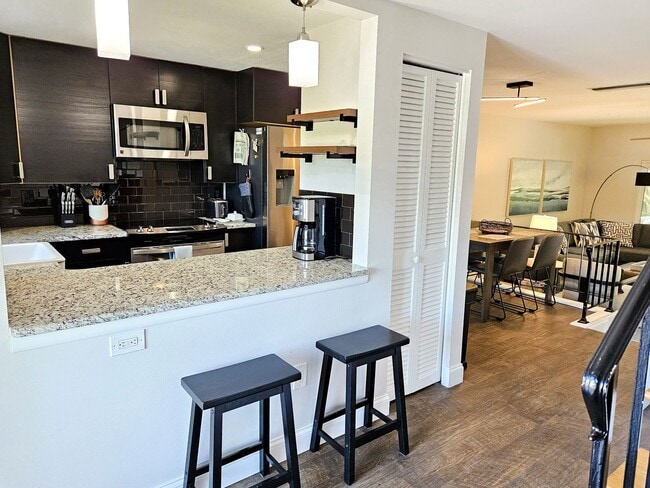 Building Photo - Seasonal Short-Term Venice Island Townhouse Steps from Venice Beach!